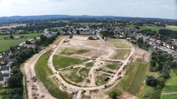 Die Bauarbeiten auf dem 15 Hektar gro&szlig;en Areal zwischen Blackenfeld und Heidbrede haben begonnen. Es sind noch Baupl&auml;tze frei. - &copy; Wesertal Erschlie&szlig;ungsgesellschaft mbH