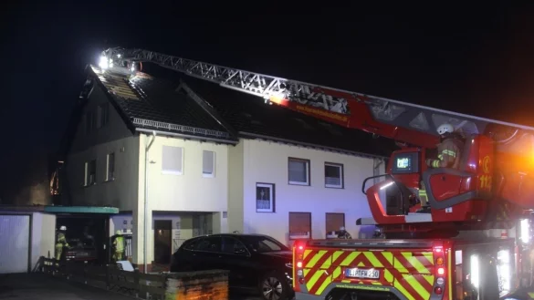 Am Adlerweg war zun&auml;chst ein Schuppen in Brand geraten, die Flammen griffen dann auf eine Garage, einen Balkon und den Dachstuhl des Hauses &uuml;ber. - &copy; Daniel Hobein / Feuerwehr Bad Salzuflen