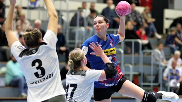 Blombergs Drittligaspielern Paulina Horstk&ouml;tter steigt beim Torwurf energisch in die H&ouml;he, eine Szene aus der A-Jugend-Partie gegen den Buxtehuder SV der vergangenen Saison. - &copy; Oliver K&ouml;nig