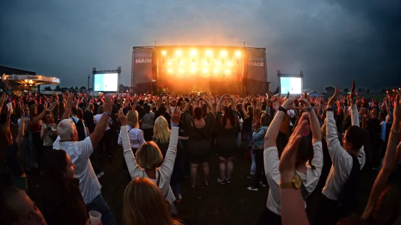Die Massen zeigen sich begeistert Programm auf der Main Stage des Lippe Open Air. - &copy; Nicole Ellerbrake