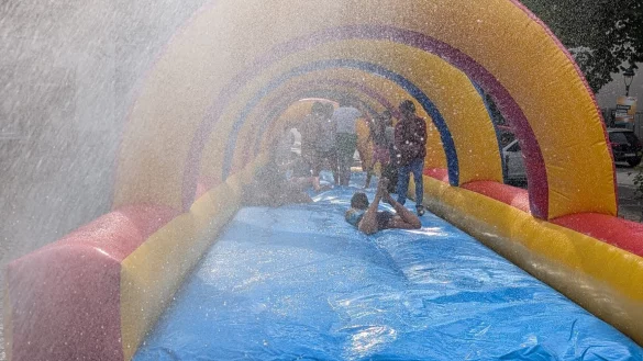 Etwa 100 Kinder und Erwachsene haben sich beim 3 dritten Splashmob des B&uuml;rgervereins Sch&ouml;tmar auf dem Marktplatz in Sch&ouml;tmar abgek&uuml;hlt. - &copy; Thomas Stock