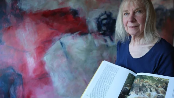 Karin Stengel zeigt ihr Lieblingsbild. - © Sven Koch