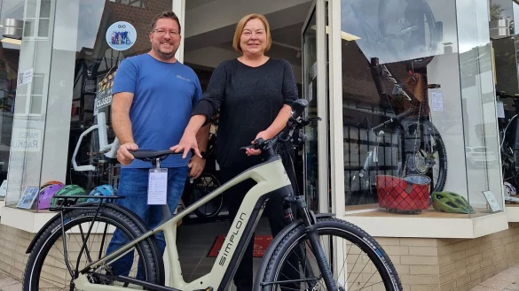 Fahrradh&auml;ndler und Jungunternehmer Marc Zappe sowie Heike Pre&szlig; von der st&auml;dtischen Wirtschaftsf&ouml;rderung vor dem Eingang von Marcs Radkultour. - &copy; IHK Lippe