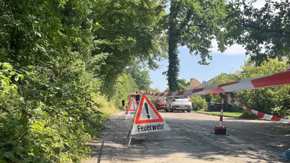 Die Feuerwehr hat das betroffene Haus weitr&auml;umig abgesperrt. - &copy; Feuerwehr Lage