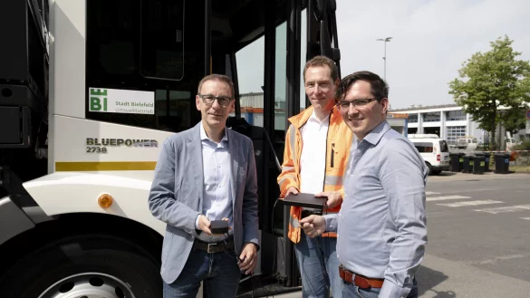 Olaf Lewald, Leiter des Amtes f&uuml;r Verkehr, UWB-Chef Clemens Pues und Mobilfunkkoordinator Kristian Hauptmann (v.l.) pr&auml;sentieren die technische Ausstattung f&uuml;r die Mobilfunkmessung. - &copy; UWB