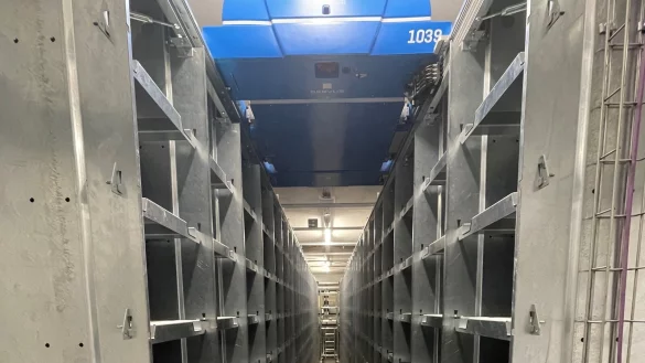 Das neue Blocklager ist mit Boxen bestückt, in denen Standardsiebe für jede Art operativer Eingriffe verpackt sind. Die Zusammensetzung ist mit den Chirurgen abgestimmt. - © Klinikum Lippe