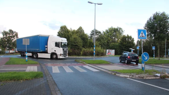 Bereits 2021 war es ein Thema, die LZ schrieb: "Der Kreisverkehr am Marktkauf könnte attraktiver gestaltet werden, die Stadt vom Landesbetrieb Straßen.NRW die Pflege übernehmen." Jetzt könnte sich etwas tun, allerdings wollen Unternehmen die Gestaltung und Pflege übernehmen. - © Archivfoto: Cordula Gröne
