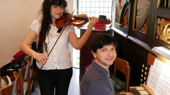 Orgelsommer in Reelkirchen: Amairani Guevara (Geige) und Ignacio Alarcón (Orgel) harmonieren im beeindruckenden Zusammenspiel. - © Thomas Krügler
