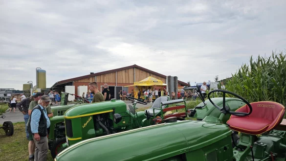 Familie Horn begr&uuml;&szlig;te im vergangenen Jahr einige Hundert Besucher auf der Egge. Die Treckerfreunde sind am 24. und 25 August beim n&auml;chsten Fest auf der Egge wieder dabei, au&szlig;erdem auch einige Vereine aus H&ouml;rste. - &copy; Archivfoto Astrid Sewing