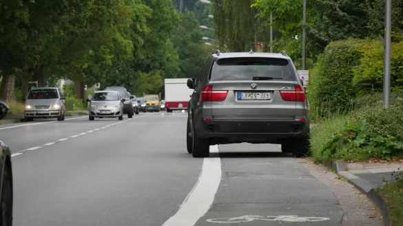 Trotz gro&szlig;er Fahrrad-Piktogramme wird auf dem zum Radweg umfunktionierten Randstreifen entlang der Friedrich-Ebert-Stra&szlig;e in Hiddesen weiterhin geparkt. - &copy; Jost Wolf