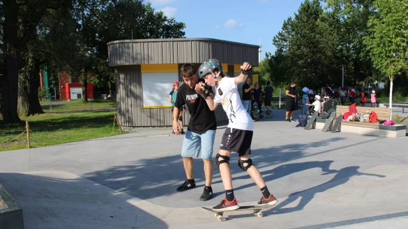 Trainer Piotr "Pete" Porada gibt Greta noch eine leichte Hilfestellung bei der 180 Grad-Drehung auf der Rampe. - &copy; Kyrill von Matuschka