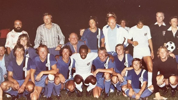 Weltstar Pel&eacute; (M.) lie&szlig; sich zu einem Gruppenfoto mit den Arminen &uuml;berreden. - &copy; Privat/Wehmeyer