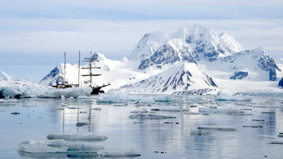 Mit dem Dreimaster "Antigua" war Birgit Lutz im Hornsund. Im Hintergrund ist der Berg Hornsundtind zu sehen. - &copy; Birgit Lutz