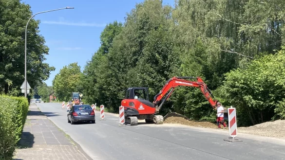 Die Bauarbeiten f&uuml;r den neuen B&uuml;rgerradweg entlang der Leopoldstaler Stra&szlig;e haben begonnen. - &copy; Cordula Gr&ouml;ne