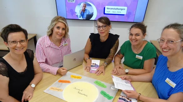Stellen das Programm vor: Seminarleiterin Nina Kraus, VHS-Leiterin D&eacute;sir&eacute;e Solle, Gleichstellungsbeauftragte Sybille L&uuml;decke, stellvertretende VHS-Leiterin Anika Humme und die p&auml;dagogische VHS-Mitarbeiterin Annika Ginau (von links). - &copy; Stadt Bad Salzuflen