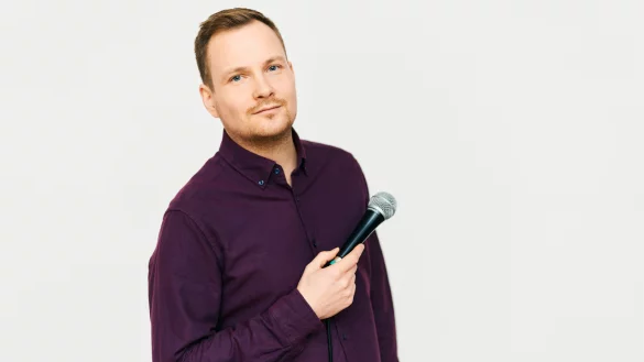 Jakob Schwertfeger verwandelt die Bühne des Weserrenaissance-Museums Schloss Brake in seine persönliche Leinwand und präsentiert „Comedy wie gemalt". - © Marvin Ruppert