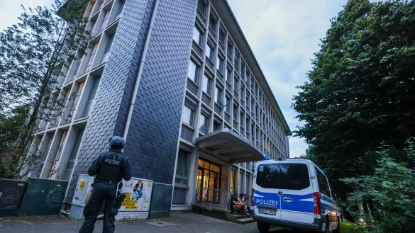 Polizisten im Einsatz in einer Fl&uuml;chtlingsunterkunft in Solingen. Der mutma&szlig;liche Attent&auml;ter lebte zeitweise in OWL und sollte eigentlich aus Paderborn abgeschoben werden. - &copy; Christoph Reichwein/dpa