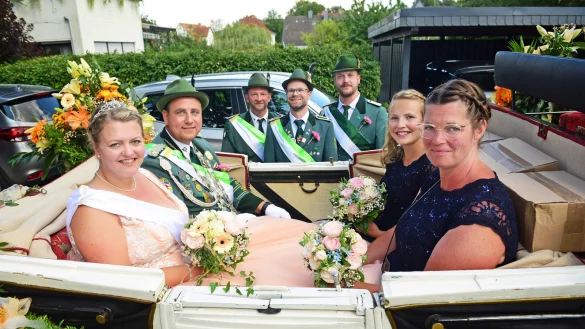 Das frisch gebackene K&ouml;nigspaar Sven Logermann und Steffi Kneese (links) f&auml;hrt in der Kutsche durchs Dorf. - &copy; Nicole Ellerbrake