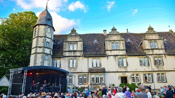 Rund 500 Besucher haben in Wendlinghauxen ausgelassen zu den Hits der Bee Gees gefeiert. - &copy; Nicole Ellerbrake