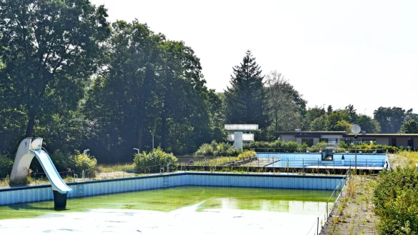 Das Nichtschwimmerbecken im Freibad Oerlinghausen wird ausgebaut und zugesch&uuml;ttet. Dort wird die neue Liegewiese entstehen. Fotos: Gunter Held - &copy; Gunter Held