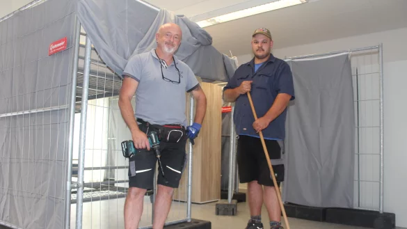 Die Gemeinde Leopoldsh&ouml;he ist dank der Hausmeister Dirk Nowak (links) und Kai Schewe startklar f&uuml;r neu zugewiesene Migranten. Es fehlt aber noch an Unterbringungsm&ouml;glichkeiten. Foto: Christine Reuner - &copy; Reuner/Runder Tisch Asyl