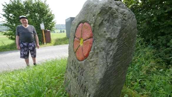 Dass hier am Grundweg die Grenze zwischen dem F&uuml;rstentum Lippe und dem Bistum Paderborn verlief, beweist der historische Grenzstein Numer 46 aus dem Jahr 1658. Im Hintergrund ist der Pfahl mit Informationen zum alten Zollhaus zu sehen, den Johannes Glitz aufgestellt hat. - &copy; Jost Wolf