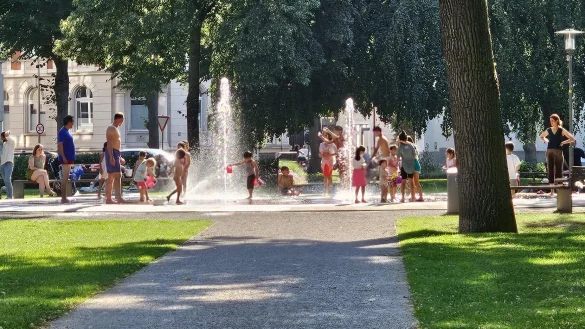 Die Fontäne am Kaiser-Wilhelm-Platz ist besonders bei Kindern eine beliebte Abkühlung. - © Jost Wolf