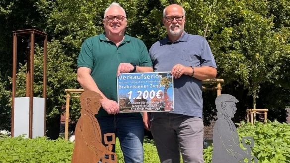 Die Wanderziegler aus Blech nach dem Vorbild des Brakelsieker Denkmals verkaufen sich gut. J&uuml;rgen Koch (links) &uuml;berreicht den Erl&ouml;s von 1200 Euro an Dirk Steinmeier, Vorsitzender des Heimat- und Verkehrsvereins Brakelsiek. - &copy; Dirk Steinmeier