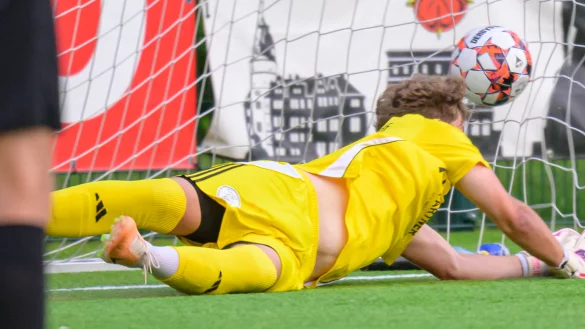 R&uuml;ckstand nach Strafsto&szlig;: SG-Hiddesen- Heidenoldendorf-Torh&uuml;ter Tobias Fillies streckt sich vergeblich gegen den platziert geschossenen Elfmeter der G&auml;ste aus Schlangen. - &copy; Egon Penner