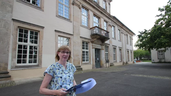 Margit Lenniger hat zur Geschichte des Lippehofs geforscht. Das barocke Lemgoer Stadtschloss beherbergt heute das Engelbert-Kaempfer-Gymnasium. Das Geb&auml;ude war 1737 bezugsfertig. - &copy; Jens Rademacher
