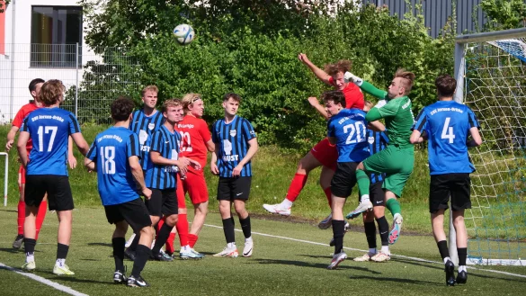 "Klassentreffen" am Bruchweg: Jerxens Torh&uuml;ter Nils Laubinger muss sich bei diesem Kopfballversuch von Lemgos Lasse Siekmeier m&auml;chtig strecken. - &copy; J&ouml;rg Hagemann
