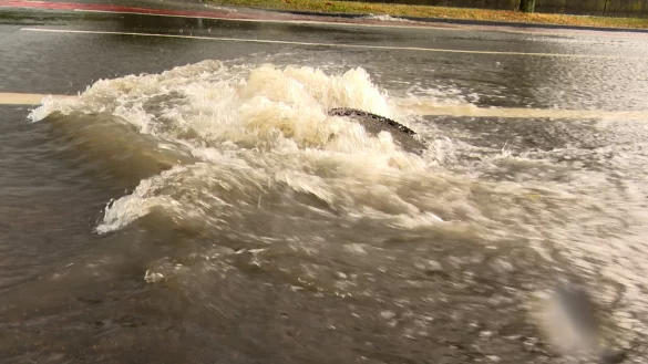 Wie hier in Wesseling sorgte Starkregen in den vergangenen Tagen immer wieder zu &uuml;berfluteten Stra&szlig;en und Verkehrsbehinderungen in mehreren Teilen von NRW, zuletzt auch in OWL. - &copy; Alexander Franz