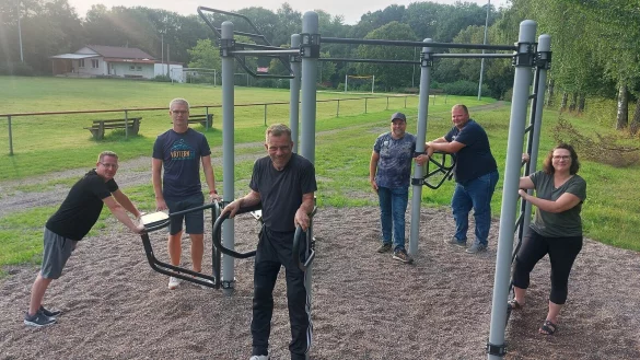 Der Vorstand des SV Niese, Thomas Hagedorn (von links, 1. Gesch&auml;ftsf&uuml;hrer), Bj&ouml;rn Schrader (1. Vorsitzender), Jochen Urhahn (2. Vorsitzender), Ronny Engel (1. Kassierer) und Andrea Loke (2. Kassiererin), testet die neue Calisthenics-Anlage auf dem Sportplatz. - &copy; Michaela Wei&szlig;e