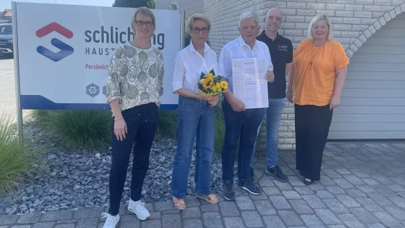 Obermeisterin Julia Tintelnot- Kramme (links) und die Gesch&auml;ftsf&uuml;hrerin der Kreishandwerkerschaft, Andrea Hegerbekermeier (rechts), gratulieren Erika Schlichting, Gerd Schlichting und Alexander Schlichting (von links). - &copy; Kreishandwerkerschaft Paderborn-Lippe