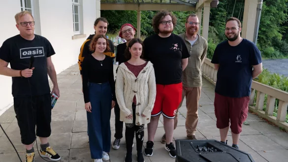Kandidaten des Freiluft-Slams. Mit Moderator Marc "Katze" Schuster, Sonja Husemann, Rieta Kobusch, Sam Sackbrook, Kristin Kieltsch, Alex Paul, Andreas Emil Hermwille und Niko Sioulis (von links). - © Thomas Krügler