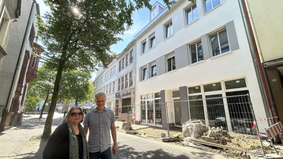 Ulrike Masurek und Franz Janssen stehen vor dem Neubau an der Wenkenstraße 9. - © Alexandra Schaller