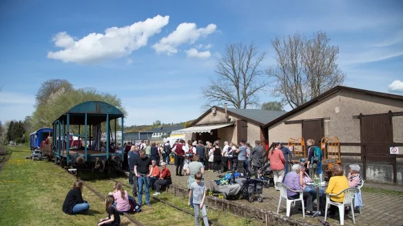 Die Veranstalter rechnen mit guter Stimmung beim Kunst- und Handwerkermarkt in der Ladestra&szlig;e am Bahnhof Farmbeck. - &copy; Peter Wehowsky