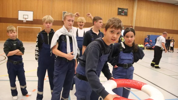 Wer trifft das Ziel? Beim Rettungsring-Werfen war Geschicklichkeit gefragt. Hier versuchen die Mitglieder der Gruppe Oerlinghausen II ihr Gl&uuml;ck. Foto: Knut Dinter - &copy; Knut Dinter