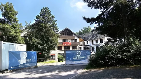 Das Tor im Bauzaun bleibt am Samstag geschlossen - das Fest in der Notunterkunft in Hörste wurde angesichts des furchtbaren Anschlags in Solingen abgesagt. - © Astrid Sewing