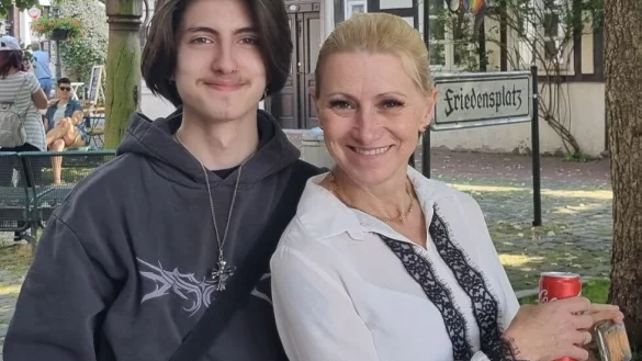 Am Mittag des 22. Juni entstand dieses Foto von Philipos Tsanis und seiner Mutter Joanna Steinmann am Friedensplatz in Minden. Etwas mehr als zw&ouml;lf Stunden sp&auml;ter wurde der 20-J&auml;hrige so brutal attackiert, dass er schlie&szlig;lich an seinen schweren Kopf- und Hirnverletzungen starb. Foto: - &copy; privat