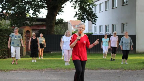 Die acht Kursteilnehmerinnen lernen unter der Leitung von Trainerin Claudia St&uuml;we-Paesch (vorne) Modern Linedance im B&uuml;rgerpark. - &copy; Chiara Wibbeke