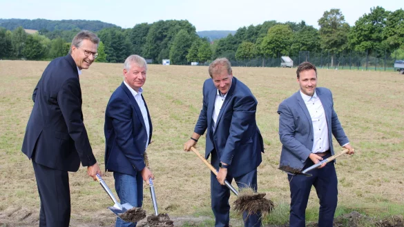Vorstandsvorsitzender Christian Wendler (von links), B&uuml;rgermeister Frank Meier, Gesch&auml;ftsf&uuml;hrer Sven V&ouml;llmer und Lukas Hartmann (MaxSolar) greifen f&uuml;r den symbolischen ersten Spatenstich nach den Schaufeln. - &copy; Lorraine Brinkmann