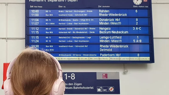 Anzeigetafel voller Busse? So sieht es aus, wenn ICE einen Bogen um Bielefeld machen. - &copy; Kurt Ehmke