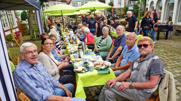 Beim B&uuml;rgerbrunch in der Brauergildestra&szlig;e sind die Tische reichlich gedeckt. - &copy; Nicole Ellerbrake