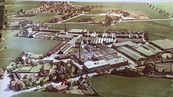 Eine Luftaufnahme von 1971 offenbart die Gr&ouml;&szlig;e des Betriebes Bergmann M&ouml;bel. - &copy; Repro: Sandra Castrup