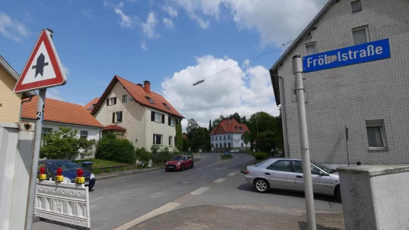 Schon beim Bau des Kreisverkehrs an der Kreuzung Mittelstra&szlig;e/Kampstra&szlig;e w&auml;hlten Ortskunde den Weg durch Fr&ouml;belstra&szlig;e und Gr&uuml;ne Stra&szlig;e anstelle der offiziellen Umleitung. Das ist nun bei der Sperrung der Leopoldstaler Stra&szlig;e genauso. - &copy; Jost Wolf
