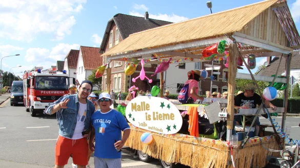 Buntes Treiben beim Festumzug in Lieme. - &copy; Jens Rademacher