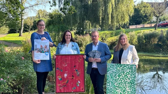 Dr. Sonja Girod (VHS, von links), Sandra H&uuml;semann (Gemeinde D&ouml;rentrup), Friso Veldink (B&uuml;rgermeister D&ouml;rentrup) und Katharina Wiesner (Kursleitung und K&uuml;nstlerin) freuen sich auf den Start der neuen Kurse am 2. September. - &copy; VHS