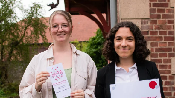 Die Autorinnen Helena Haverkamp und Maja Machalke werben f&uuml;r Demokratie-Arbeit. - &copy; KMH Kreativkollektiv