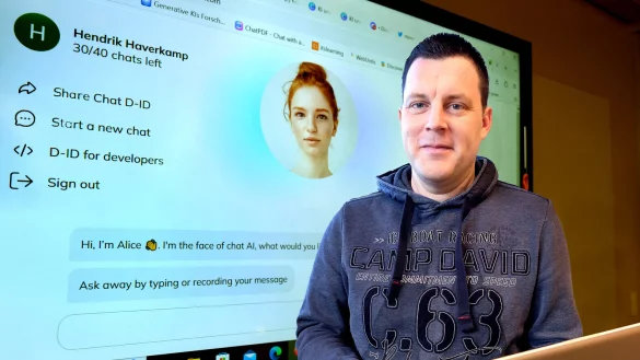 Hendrik Haverkamp (46) hat schon fr&uuml;h angefangen, die Nutzung von ChatGPT in seinem Unterricht zu erlauben. Seine Sch&uuml;ler haben ihrem Textroboter ein weibliches Aussehen mit rotblonden Haaren verpasst und Alice genannt. - &copy; Andreas Fr&uuml;cht